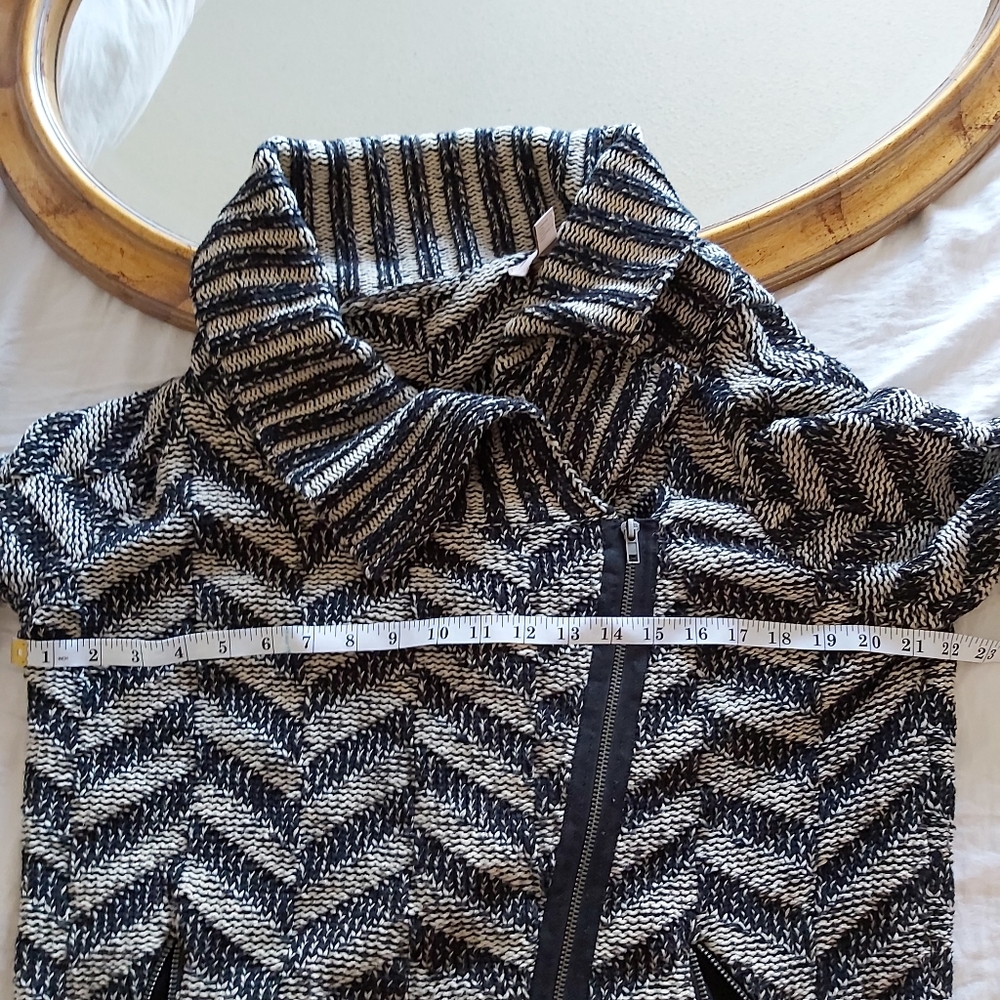Forever 21 Sweater - Picture 6 of 7